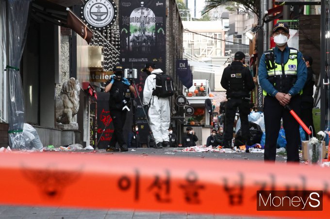 지난달 29일 이태원 핼러윈 참사 당시 서울시와 용산구가 사고 발생 1시간 40분이 지나서야 최초 재난문자를 발송한 것으로 알려졌다. 사진은 31일 오후 이태원 참사 현장 감식에 나선 경찰과 국립과학수사연구원의 모습. /사진=장동규 기자