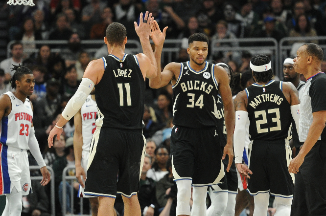 미국 프로농구(NBA) 밀워키 벅스가 디트로이트 피스톤스를 홈으로 불러들인 경기에서 110-108 진땀승을 거뒀다. 사진은 1일(한국시각) 미국 위스콘신주 밀워키 파인서브 포럼에서 열린 밀워키와 디트로이트의 NBA 정규리그 경기에서  밀워키의 브룩 로페즈와 지아니스 안테토쿤보가 파울을 얻어내 자축하는 모습. /사진=로이터
