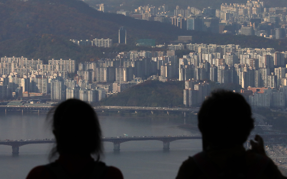 사진은 서울 송파구 롯데월드타워 전망대 서울스카이에서 바라본 아파트 단지 모습./사진=뉴스1 