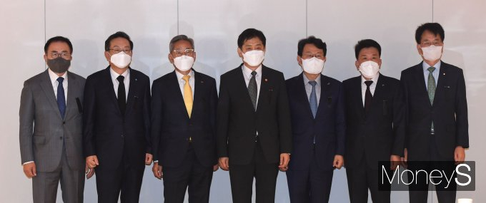 김주현 금융위원장이 1일 오전 서울 중구 명동 은행회관 뱅커스클럽에서 열린 5대 금융지주 회장 간담회에서 기념촬영을 하고 있다./사진=장동규 기자