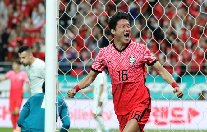 그리스의 올림피아코스에서 주전 경쟁에 밀린 황의조가 원소속팀 노팅엄 포레스트로 복귀할 전망이다. 사진은 지난 6월14일 이집트와의 평가전에서 황의조가 득점 후 포효하는 모습. /사진=뉴스1