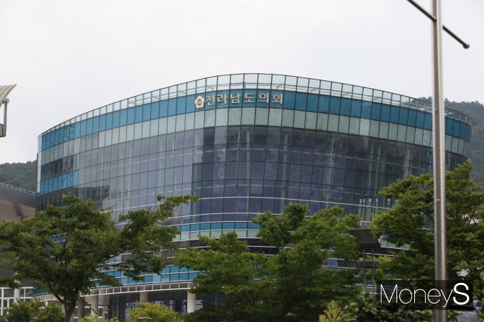 전남도의원들이 '이태원 참사'로 인한 국가 애도기간인 1일 술자리를 가졌다는 의혹이 제기됐다. '전남도의회'/홍기철기자 