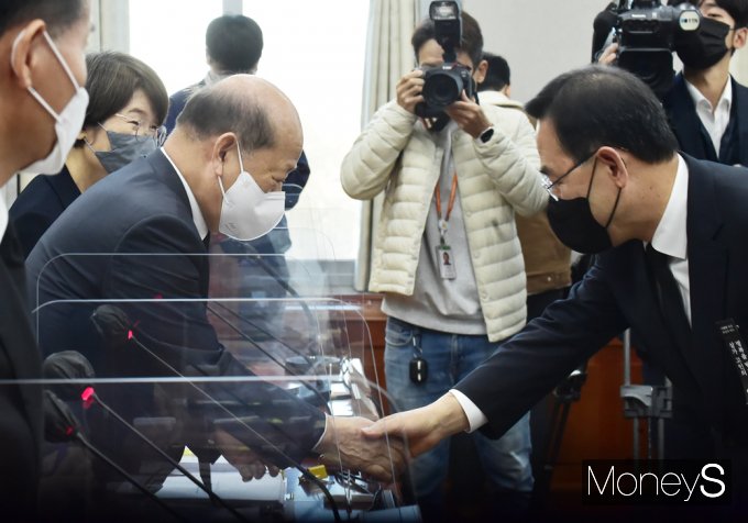 [머니S포토] 2022 인권위 국정감사, 인사 나누는 송두환·주호영