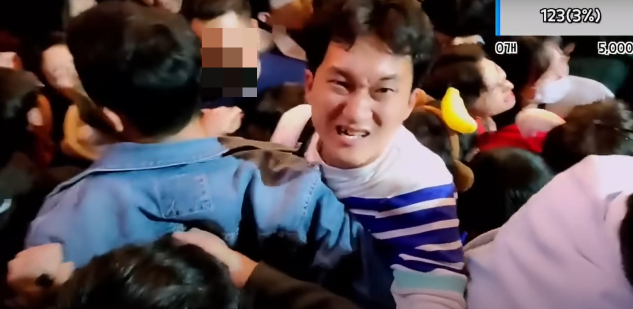 지난달 29일 이태원에서 발생한 압사 사고에서 구조에 동참한 일반 시민들의 선행이 온라인 상에서 화제다. 사진은 청재킷 입은 남성(왼쪽)의 도움을 받아 구조된 BJ 배지터의 모습. /사진=아프리카BJ 배지터 방송 캡처