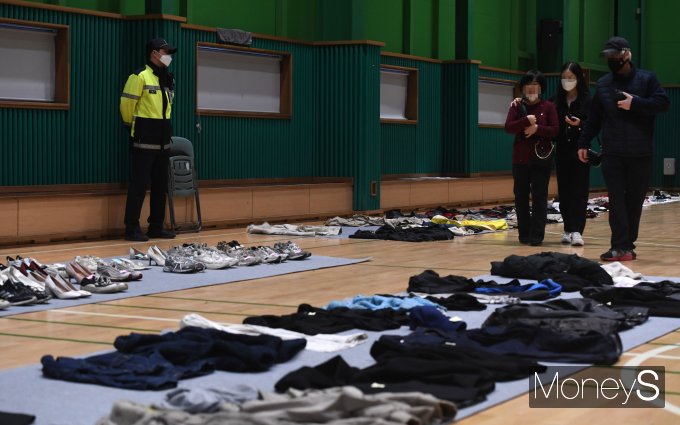 [머니S포토] 유실물 찾는 희생자 가족