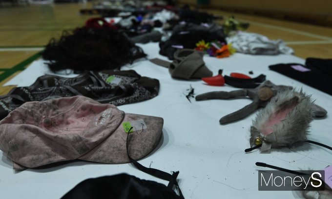 [머니S포토] 유실물 보관소에 놓인 핼러윈 코스프레 소품