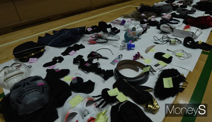 [머니S포토] 유실물 보관소에 놓인 핼러윈 코스프레 소품