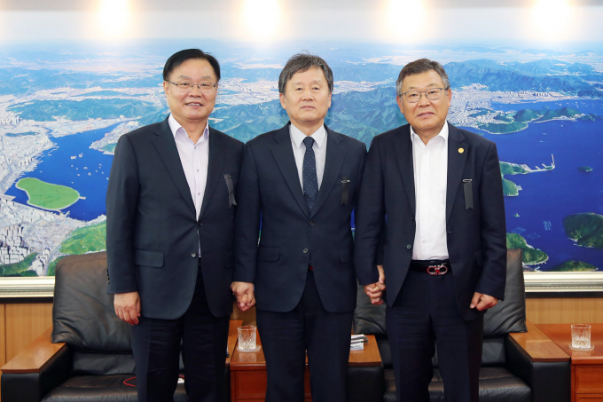 창원시와 국방과학연구소는 창원시청 접견실에서 국방과학기술분야 R&D 역량 강화를 위한 방안을 논의했다. 사진은 외쪽부터 홍남표 창원특례시장. 박종승 국방과학연구소장, 이정환 한국재료연구원장. /사진=창원특례시