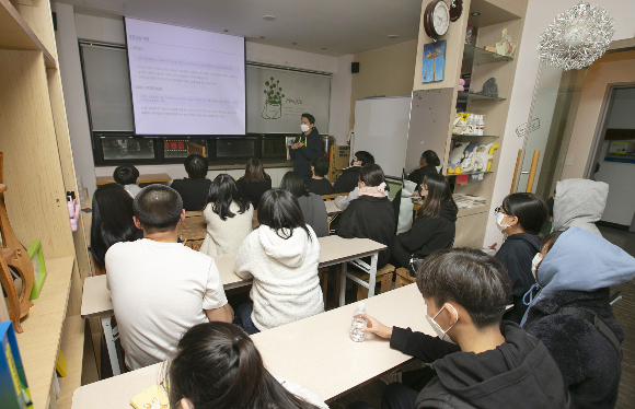 사진은 지난 2일 경기도 하남시 민들레꽃피우기 지역아동센터에서 케이뱅크 직원이 청소년들을 대상으로 금융교육을 진행하는 모습./사진=케이뱅크