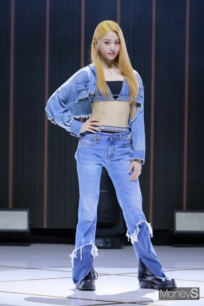 르세라핌 멤버 허윤진이 신종 코로나바이러스 감염증(코로나19) 확진 판정을 받았다./사진=장동규 기자