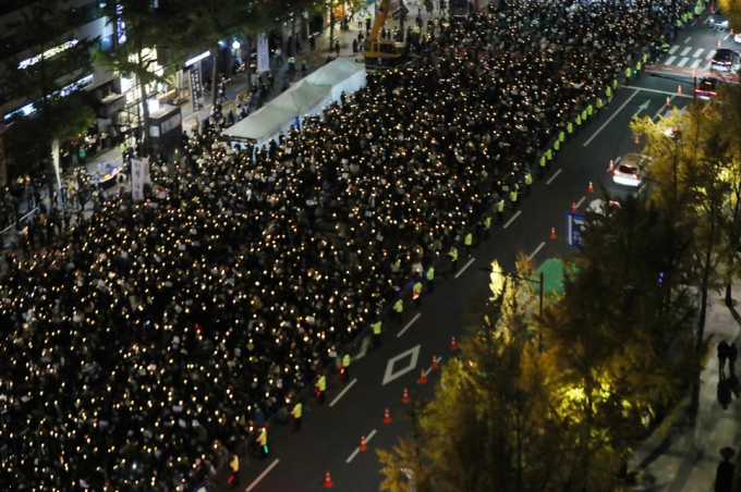 지난 5일 촛불행동 회원과 시민들이 서울 시청역 앞에서 열린 이태원 참사 희생자 추모촛불집회에서 촛불을 들고 있다./사진=뉴스1