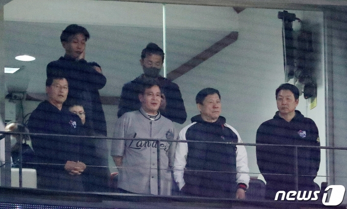 [사진] 구대성·정민태와 경기 지켜보는 정용진·허구연