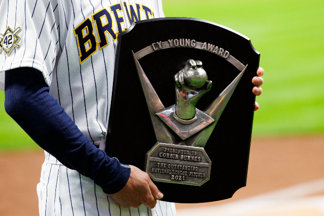 2022 메이저리그(MLB) 사이영상 수상자 최종 후보가 가려졌다. 사진은 지난 4월 지난해 사이영상 수상자 밀워키 브루어스 소속 코빈 번즈가 사이영상 트로피를 들고 기념촬영을 하는 모습. /사진=로이터