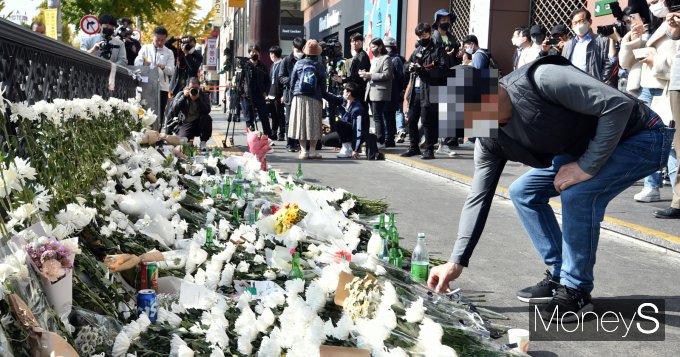 이태원 참사 당시 현장에서 CPR을 한 것으로 추정되는 한 간호사가 남긴 쪽지가 추모 공간에서 발견됐다. 사진은 지난달 31일 이태원역 1번 출구에서 추모하는 시민의 모습. /사진=장동규 기자