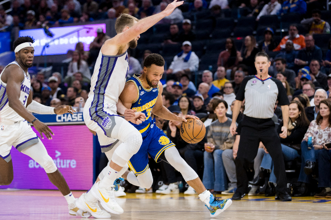 미국 프로농구(NBA) 골든스테이트 워리어스가 5연패 수렁에서 빠져나왔다. 사진은 8일(한국시각) 미국 캘리포니아주 샌프란시스코 체이스 센터에서 열린 NBA 정규리그 경기에서 스테픈 커리가 드리블 돌파하는 모습. /사진=로이터