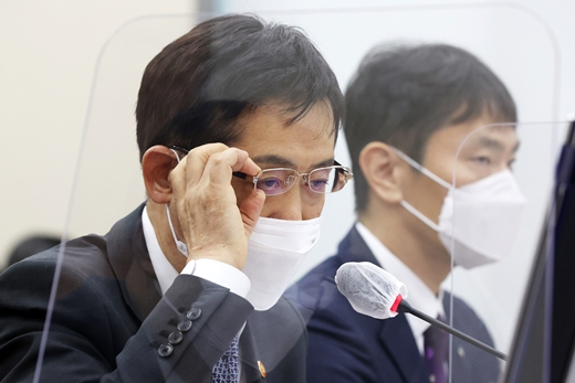 김주현 금융위원장이 흥국생명 사태에 대한 책임론에 "대주주 증자 등을 요구했다"라며 입장을 밝혔다. 사진은 기사 내용과 무관함./사진=뉴시스 