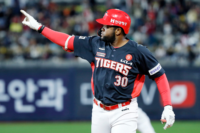 기아 타이거즈가 외국인 타자 소크라테스와 재계약했다. 사진은 지난달 13일 경기 수원시 KT위즈파크에서 열린 2022 KBO 와일드카드 결정전에서 적시타를 친 뒤 세리머니하는 소크라테스. /사진=뉴시스