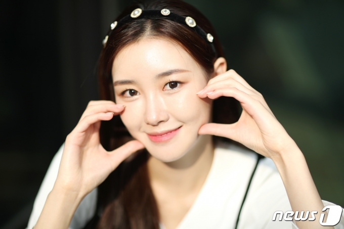 2022년 미스코리아 眞 이승현이 9일 오전 서울 종로구 뉴스1 사옥에서 열린 인터뷰에 앞서 사랑스러운 볼 하트를 선보이고 있다. ⓒ News1 권현진 기자