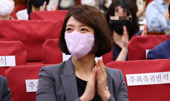 배현진 국민의힘 의원이 대통령실이 MBC에 대한 1호기 탑승 미제공 조치를 옹호했다. 사진은 지난 8월11일 서울 여의도 국회 의원회관에서 열린 '일본식 문화재체제 60년, 국가유산체제로의 패러다임 전환' 정책토론회에 참석한 배 의원. /사진=뉴스1