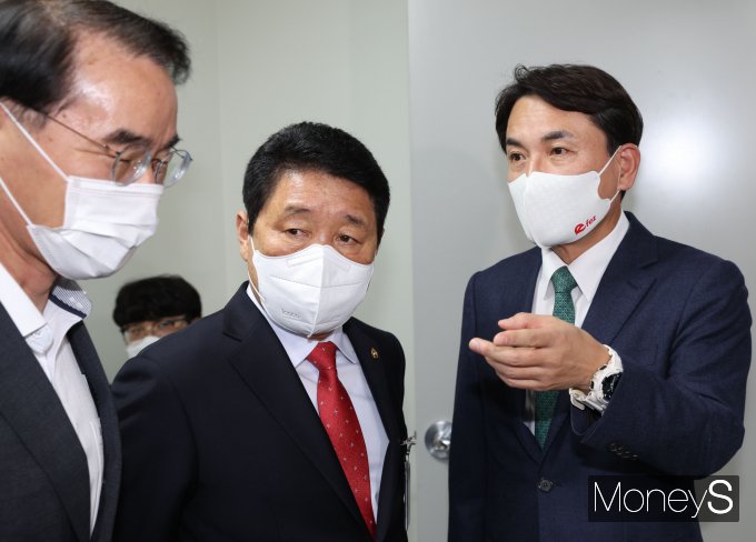 [머니S포토] 간담회 앞서 논의하는 김진태 강원도지사와 권혁열 의장