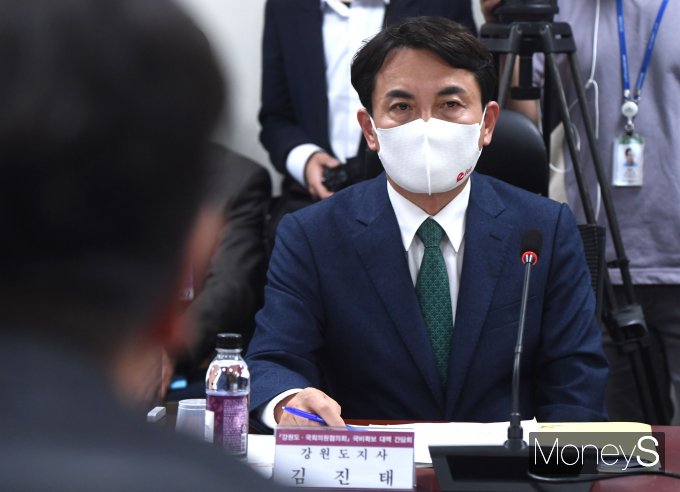 [머니S포토] 권성동 회장 발언 경청하는 김진태 강원도지사