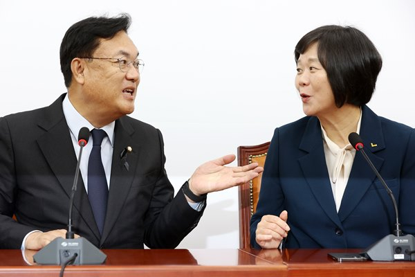 이정미 정의당 대표가 10일 정진석 국민의힘 비상대책위원장을 예방해 '이태원 참사 국정조사'에 대한 국민의힘 측의 협조를 요청했다. 사진은 이날 서울 여의도 국회 국민의힘 대표실에서 대화를 나누는 정 비대위원장(왼쪽)과 이정미 대표. /사진=뉴스1