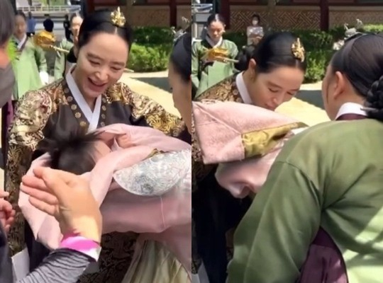 배우 김혜수의 엄마미소가 눈길을 끌고 있다. /사진=김혜수 인스타그램