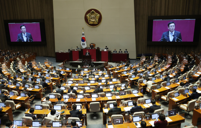 더불어민주당 등 야 3당이 제출한 '이태원 압사 참사'의 진상규명을 위한 국정조사 요구서가 10일 국회 본회의에 보고됐다. 사진은 10일 서울 여의도 국회에서 열린 본회의에서 발언하는 정우택 국회부의장의 모습. /사진=뉴스1