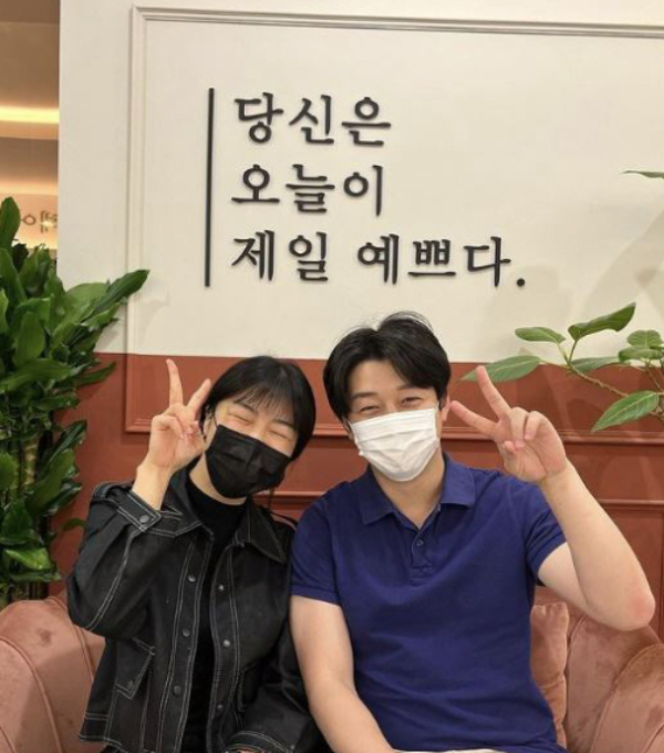 '나는 솔로' 10기 영자가 11기 영식과 함께 찍은 사진을 공개했으나 곧바로 삭제했다. /사진=영자 인스타그램
