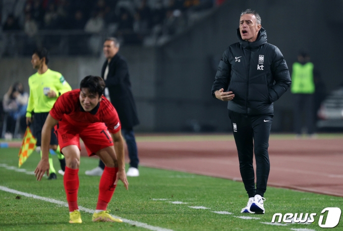 [사진] 작전 지시 내리는 벤투 감독