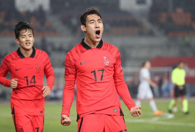 한국 축구대표팀이 11일 오후 8시 경기 화성종합경기타운에서 열린 아이슬란드와 평가전에서 전반 33분에 터진 송민규의 결승골에 힘입어 1-0으로 승리했다. 사진은 득점을 올린 뒤 환호하는 송민규(오른쪽). /사진=뉴스1 