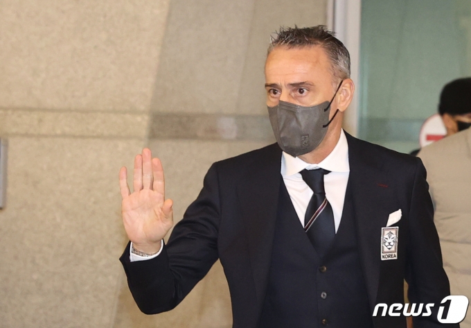 [사진] 벤투 감독 '카타르 출국'