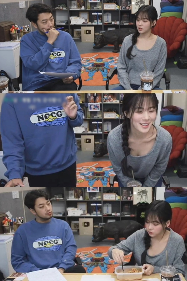 가수 비비의 돌발 노출에 웹툰 작가 겸 유튜버 이말년이 쓴소리를 내뱉었다. /사진=트위치 채널 '침착맨'