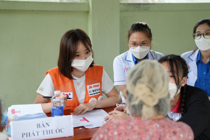 제주항공과 열린의사회의 자원봉사자가 최근 베트남 냐짱(나트랑) 근교 수이깟 보건소에서 의료봉사활동을 했다. /사진=제주항공