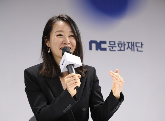 윤송이 엔씨소프트 사장이 미주한인위원회(CKA)가 수여하는 공로상을 수상한다. 사진은 윤 사장이 지난 10월20일 서울 종로구 동숭동 엔씨문화재단에서 열린 재단 창립 10주년 콘퍼런스에서 약식 기자간담회를 진행하는 모습. /사진=뉴스1