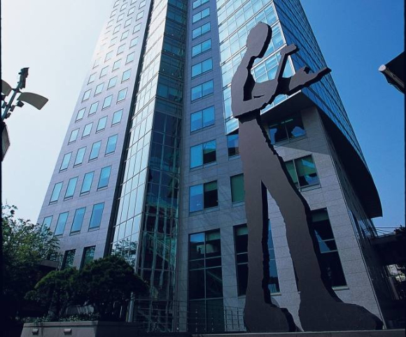 흥국생명이 자회사형 GA 설립을 내년으로 미루며 당분간 재무건전성 강화에 집중한다. 사진은 서울 종로구 흥국생명 본사 모습./사진=흥국생명 