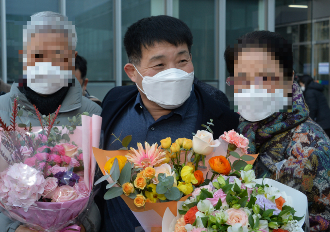 '이춘재 연쇄살인 8차 사건'의 범인으로 몰렸다가 32년만에 누명을 벗은 윤성여씨(55)에게 국가가 18억여원을 배상하라는 판결이 내려졌다. 사진은 지난 2020년 12월17일 수원지법에서 열린 이춘재 연쇄살인 8차 사건 재심 선고공판에서 윤성여씨가 무죄를 선고받고 법원 청사를 나오는 모습. /사진=뉴스1