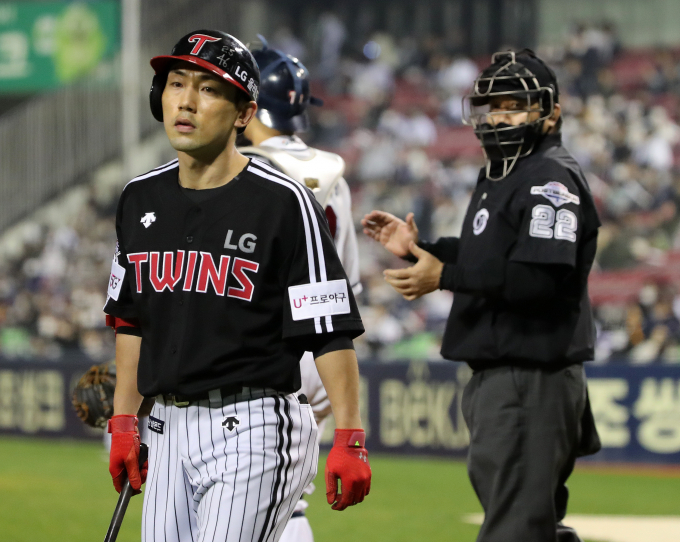 LG 트윈스 내야수 서건창이 자유계약선수(FA) 신청을 하지 않았다. 사진은 지난해 준플레이오프 당시 서건창이 삼진 판정을 받은 후 벤치로 돌아가는 모습. /사진= 뉴스1