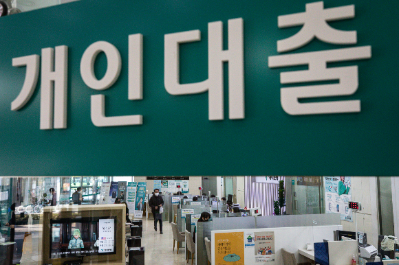지난해 출시되려다가 무산됐던 대환대출 플랫폼이 내년 5월 출시된다. 사진은 서울시내 한 은행 영업점을 찾은 고객들이 상담을 받는 모습./사진=뉴스1