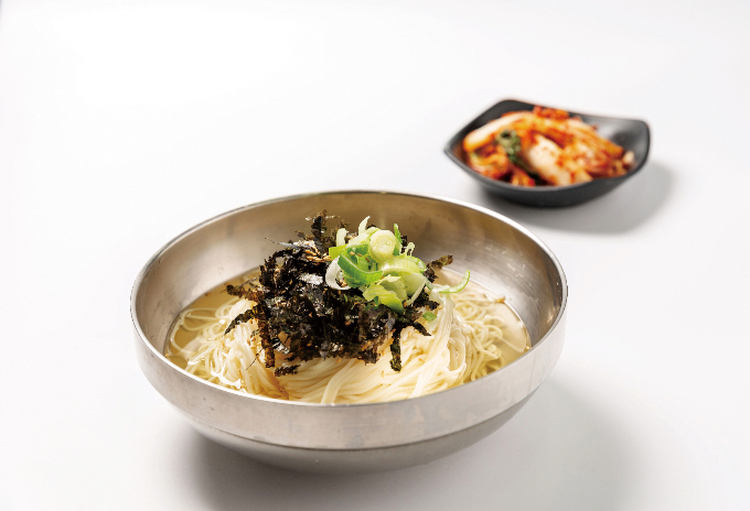 춘천 명물 낭만국시의 옛날손칼국수./사진=다이어리알
