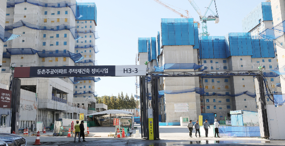 둔촌주공 재건축 아파트 일반분양가가 3.3㎡당 3829만원으로 결정된 가운데 가격을 두고 불만의 목소리가 나오고 있다. /사진=뉴스1