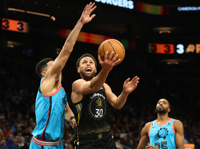 미국 프로농구(NBA)에서 스테픈 커리의 활약에도 골든스테이트 워리어스가 피닉스 선즈에게 11점차 패배했다. 사진은 17일(한국시각) 미국 애리조나주 피닉스 풋프린트센터에서 열린 NBA 정규리그 경기에서 커리가 레이업 슈팅을 시도하는 모습. /사진=로이터