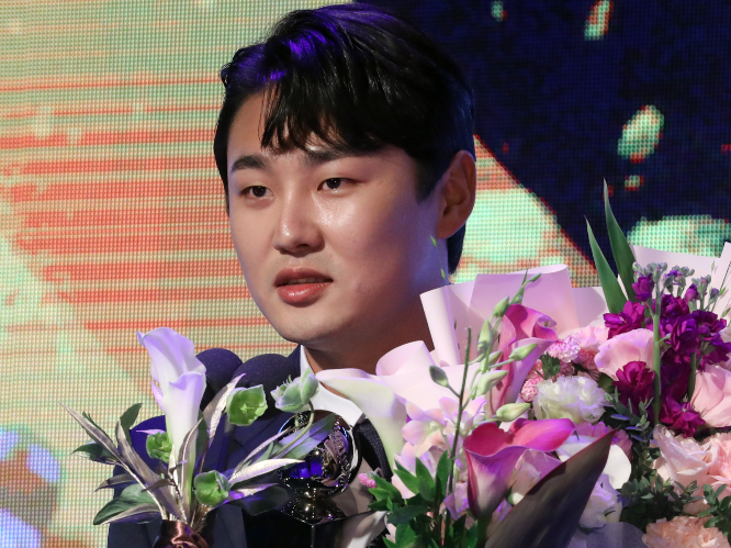 한국 프로야구(KBO) 두산 베어스 필승조 정철원(23)이 2022 시즌 신인왕을 수상했다. 사진은  17일 서울 중구 웨스틴조선호텔에서 열린 2022 신한은행 SOL KBO리그 신인왕을 수상한 두산 정철원. /사진=뉴스1