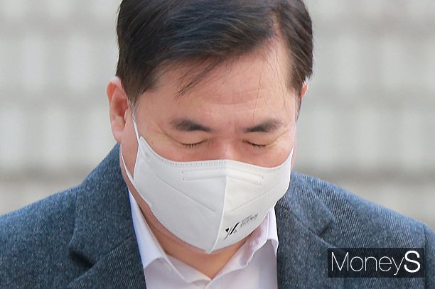 [머니S포토] 정진상 실장, 구속 갈림길... 유동규 前 본부장 법원 출석