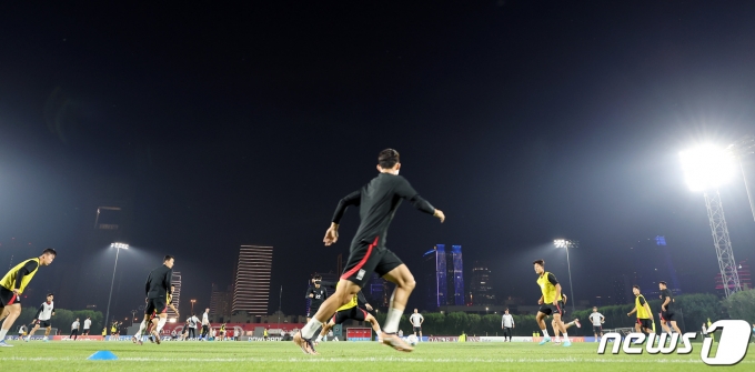 파울루 벤투 감독이 이끄는 대한민국 축구대표팀 선수들이 18일 오후(현지시간) 카타르 도하 알 에글라 트레이닝센터에서 훈련을 하고 있다. 2022.11.18/뉴스1 ⓒ News1 이동해 기자