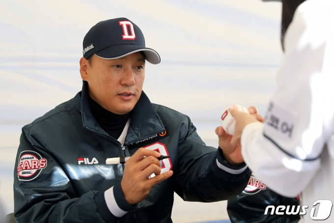 [사진] 이승엽 감독 '팬들에게 사인볼을'