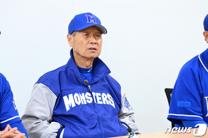 최강몬스터즈 김성근 감독이 20일 오전 서울 송파구 잠실야구장에서 최강몬스터즈와 두산베어스와의 이벤트 경기에 앞서 인터뷰를 하고 있다. 2022.11.20/뉴스1 ⓒ News1 이승배 기자