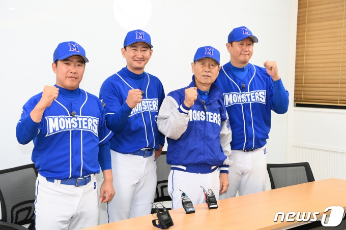 최강몬스터즈 정근우, 박용택, 김성근 감독, 이대호가 20일 오전 서울 송파구 잠실야구장에서 최강몬스터즈와 두산베어스와의 이벤트 경기에 앞서 포토타임을 갖고 있다. 2022.11.20/뉴스1 ⓒ News1 이승배 기자