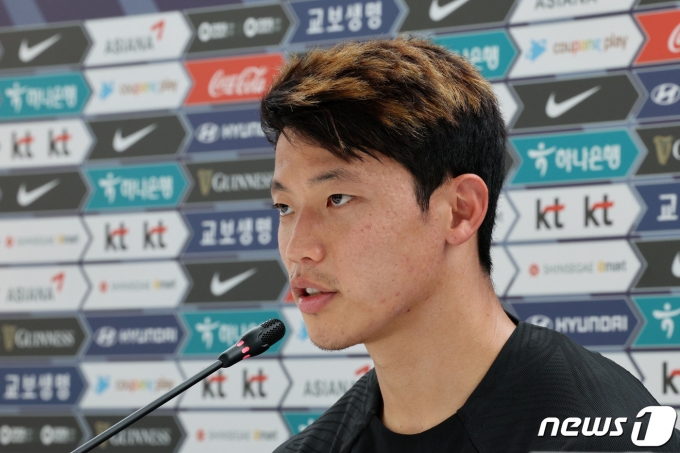 파울루 벤투 감독이 이끄는 대한민국 축구대표팀 황희찬이 17일(현지시간) 카타르 도하 알 에글라 트레이닝센터에서 오전 훈련을 마치고 취재진과 인터뷰를 하고 있다. 2022.11.17/뉴스1 ⓒ News1 이광호 기자