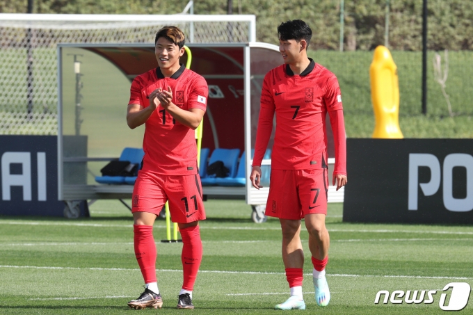 대한민국 축구대표팀 캡틴 손흥민과 황희찬이 16일 오전(현지시간) 카타르 도하 알 에글라 트레이닝센터에서 가진 훈련에 앞서 단체사진촬영을 위해 이동하고 있다. 2022.11.16/뉴스1 ⓒ News1 이광호 기자